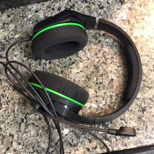 Noise canceling gamer head phones.